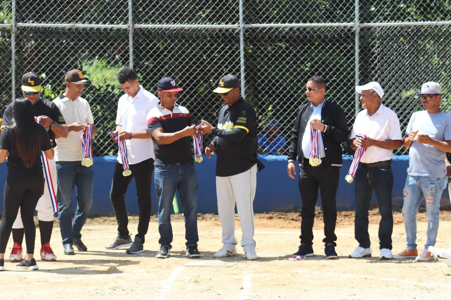 Ayuntamiento de Villa Los Almácigos entrega basketo en el play de La Piña para fomentar el deporte en la comunidad