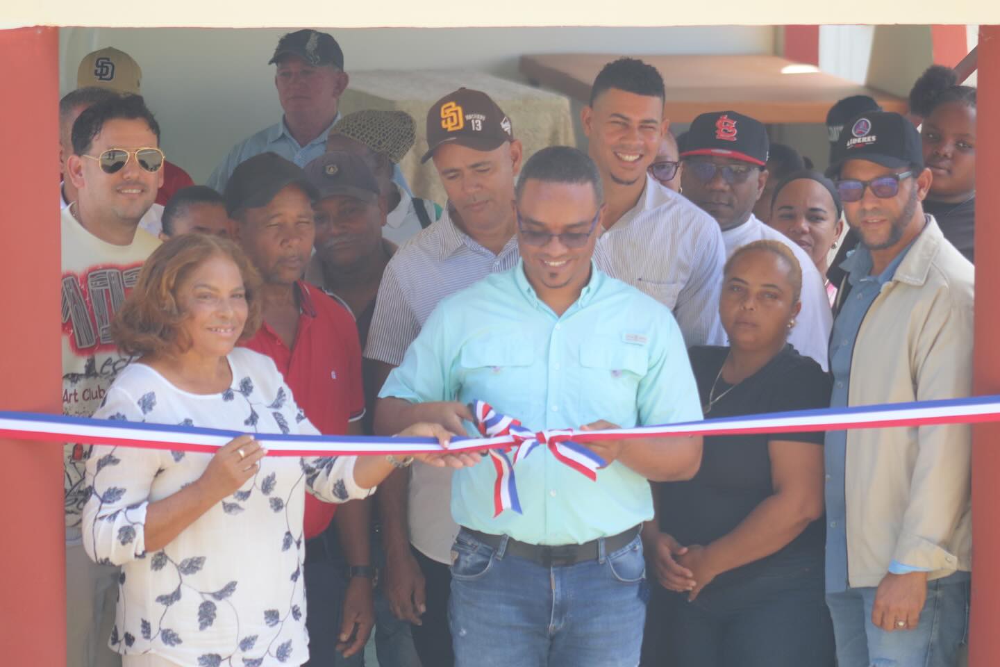 Ayuntamiento entrega verja perimetral.