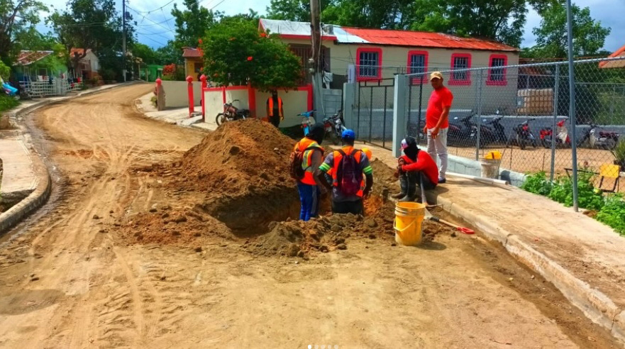 El alcalde del municipio de , Miguel Ángel Mercado, realizó este miércoles un recorrido de supervisión por los trabajos de construcción de badenes en el sector Los Rodríguez, con el objetivo de garantizar el buen desarrollo de la obra y continuar fortaleciendo la infraestructura vial de la comunidad.