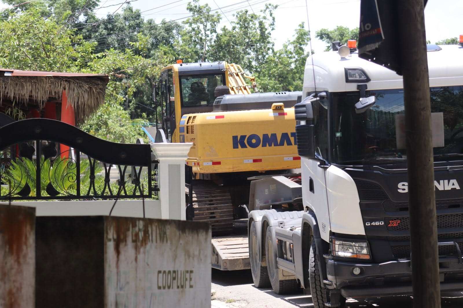 Alcaldía de Villa Los Almácigos recibe los equipos que serán utilizados en los trabajos del puente La Ceiba.